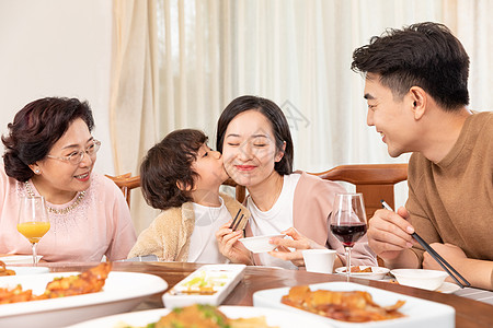 幸福家庭吃团圆饭高清图片