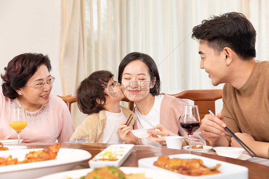 幸福家庭吃团圆饭图片