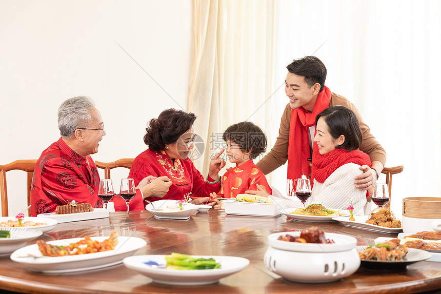 幸福一家五口春节合家欢图片