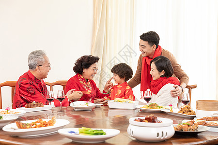 幸福一家五口春节合家欢图片