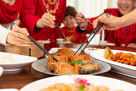 新春家庭年夜饭夹菜特写图片