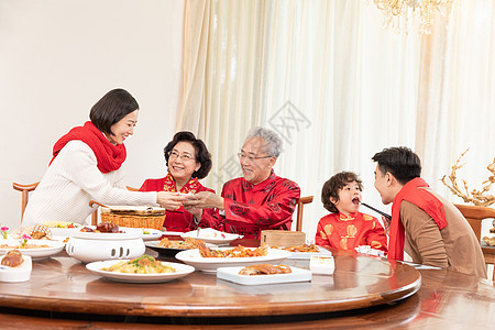 新春年夜饭团圆饭妈妈为长辈盛汤图片
