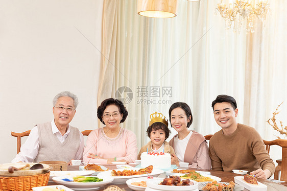 一家人欢乐地为小男孩庆祝生日图片