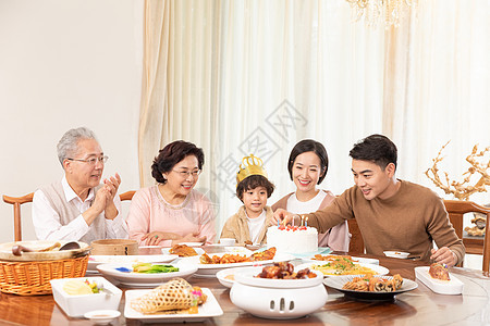 一家人欢乐地为小男孩庆祝生日图片