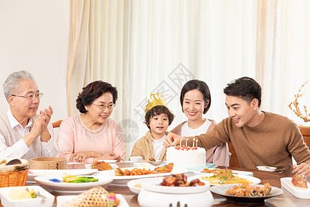 一家人欢乐地为小男孩庆祝生日图片