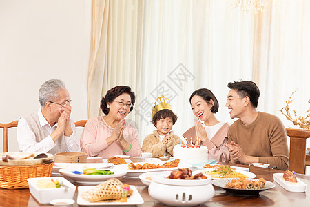 一家人为小寿星唱生日歌高清图片