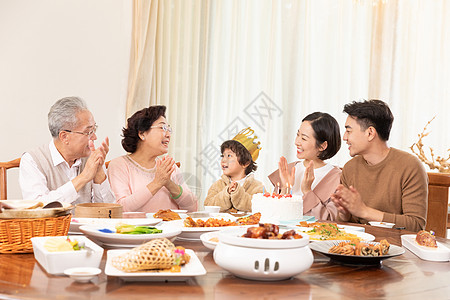 一家人为小寿星唱生日歌图片