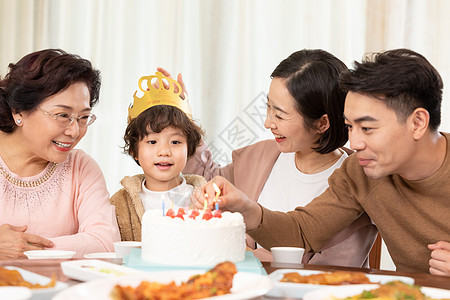 一家人欢乐地为小男孩庆祝生日图片