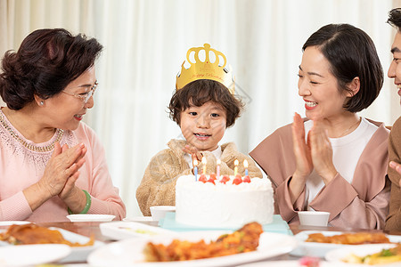 一家人欢乐地为小男孩庆祝生日图片