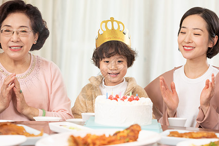 一家人欢乐地为小男孩庆祝生日图片