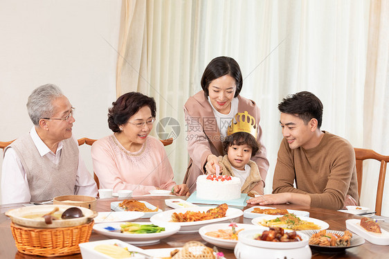 一家人欢乐地为小男孩庆祝生日图片