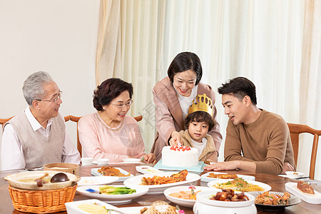 一家人欢乐地为小男孩庆祝生日图片