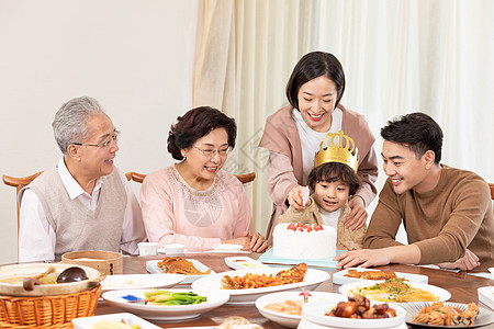 一家人欢乐地为小男孩庆祝生日图片