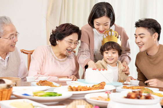 为小朋友过生日的幸福一家人图片