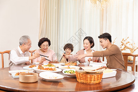 幸福一家五口团圆聚餐聊天图片