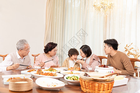 幸福一家五口团圆聚餐聊天图片