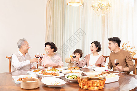 家庭团聚幸福一家人聚餐干杯图片