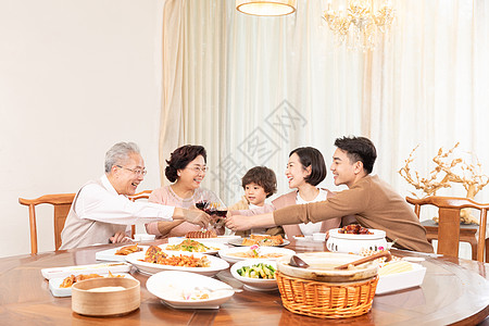 春节团圆家庭团聚幸福一家人聚餐干杯背景