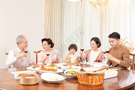 家庭团聚幸福一家人聚餐干杯高清图片