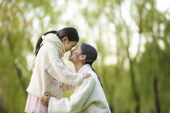 妈妈和女儿在公园碰鼻子图片