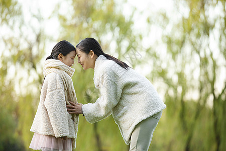 母女两人在公园里玩耍图片