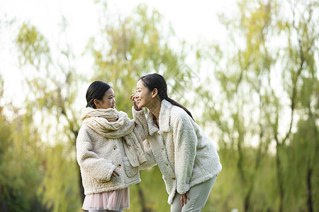 妈妈和女儿在公园散步图片