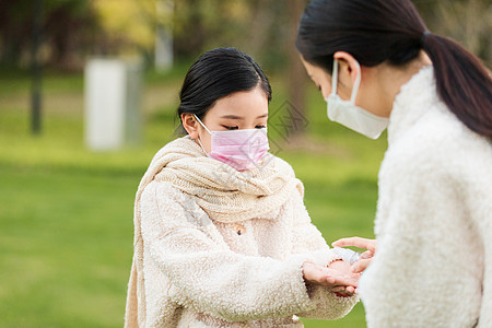 妈妈给女儿用酒精消毒图片