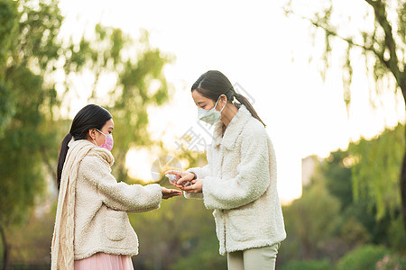 妈妈给女儿用酒精消毒手部图片