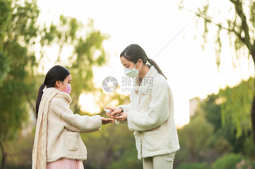 妈妈给女儿用酒精消毒手部图片