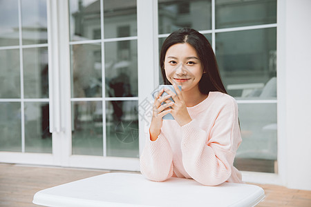 美女独居生活室外喝茶图片