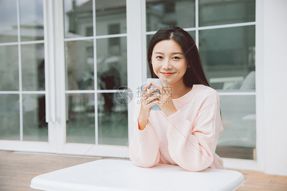 美女独居生活室外喝茶图片