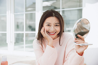 美女独居生活室外化妆照镜子图片