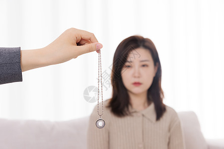 项链女人使用项链给患者进行催眠背景