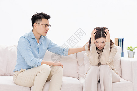 心理医生开导捂着耳朵的患者背景