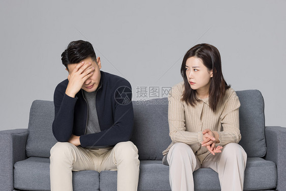 夫妻两人冷战男性无奈图片