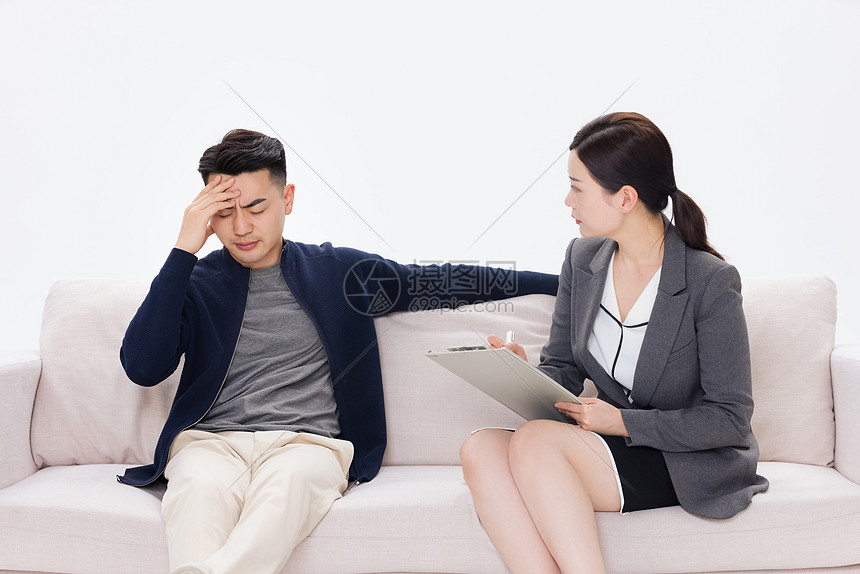 心理医生开导患者