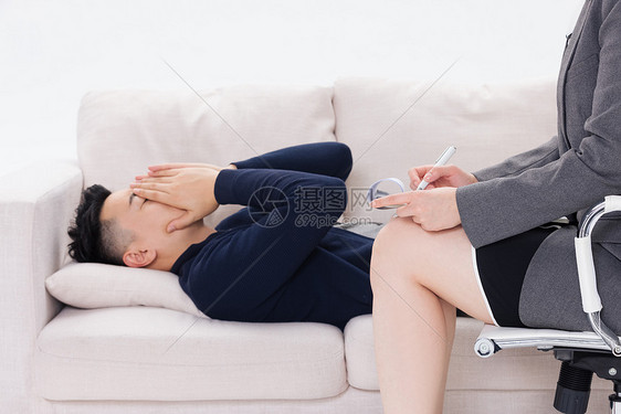 男性心理疾病患者躺在沙发上诉说病情图片