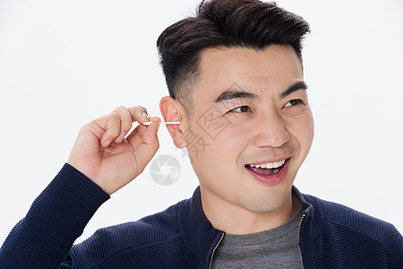 男性使用采耳工具棉签图片