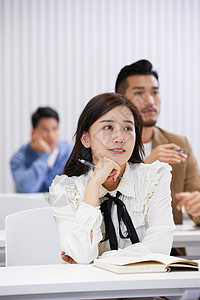 上课培训的课堂认真听课的学生图片