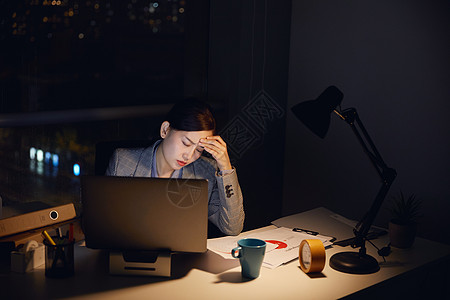 熬夜加班劳累的女白领背景图片