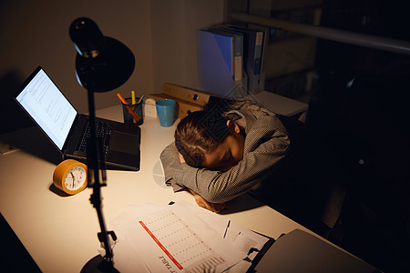 电脑夜晚白领熬夜加班睡着了背景