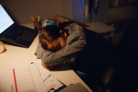 熬夜加班睡着的白领图片素材