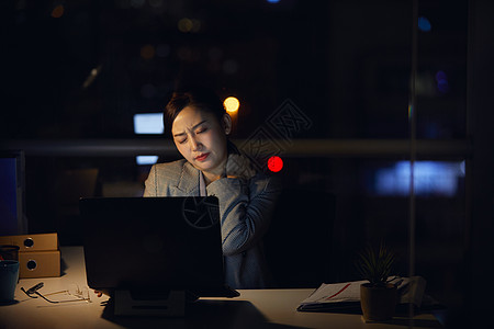 电脑夜晚白领加班劳累脖子不舒服背景