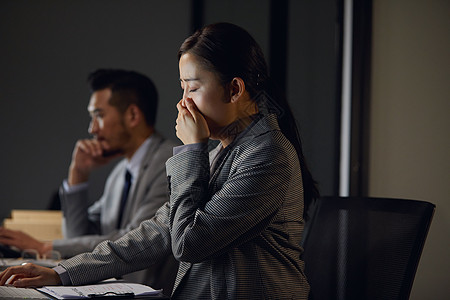 加班打呵欠的白领高清图片