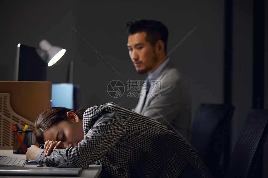 办公室里加班的白领高清图片下载-正版图片501696666-摄图网
