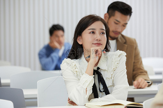 教育培训课堂上认真听课的学生图片