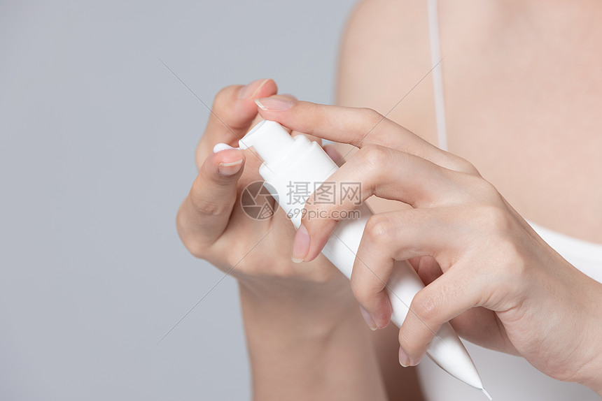 女性使用护手霜手部特写高清图片下载 正版图片 摄图网