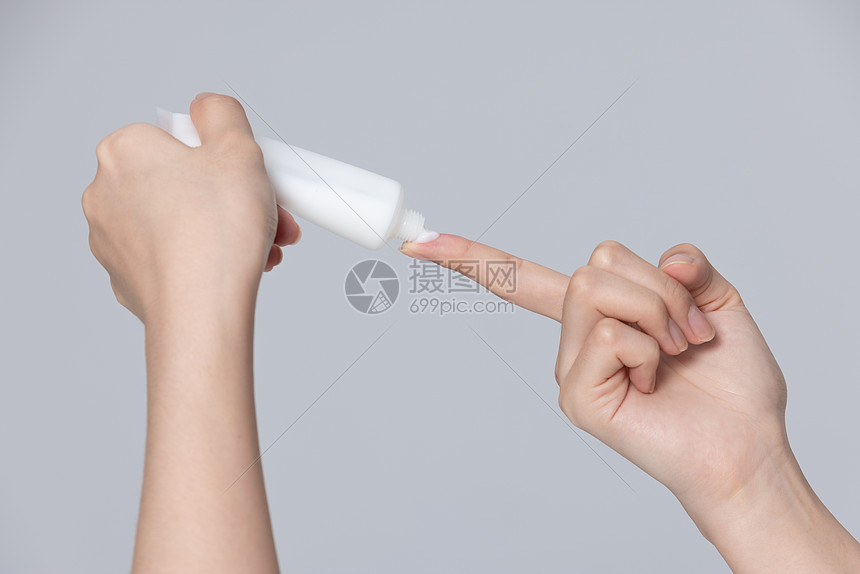 女性使用护手霜手部特写高清图片下载 正版图片 摄图网