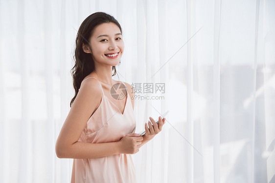 清纯美女居家窗边写真图片