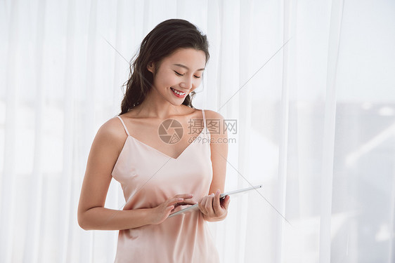 清纯美女居家窗边写真图片